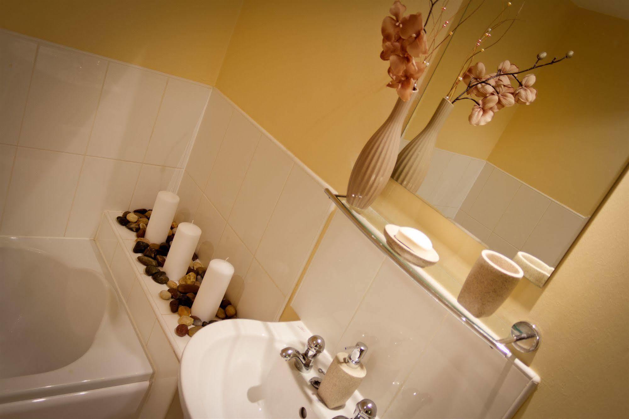 The Lindley Suite - Simple2Let Serviced Apartments Huddersfield Exterior photo