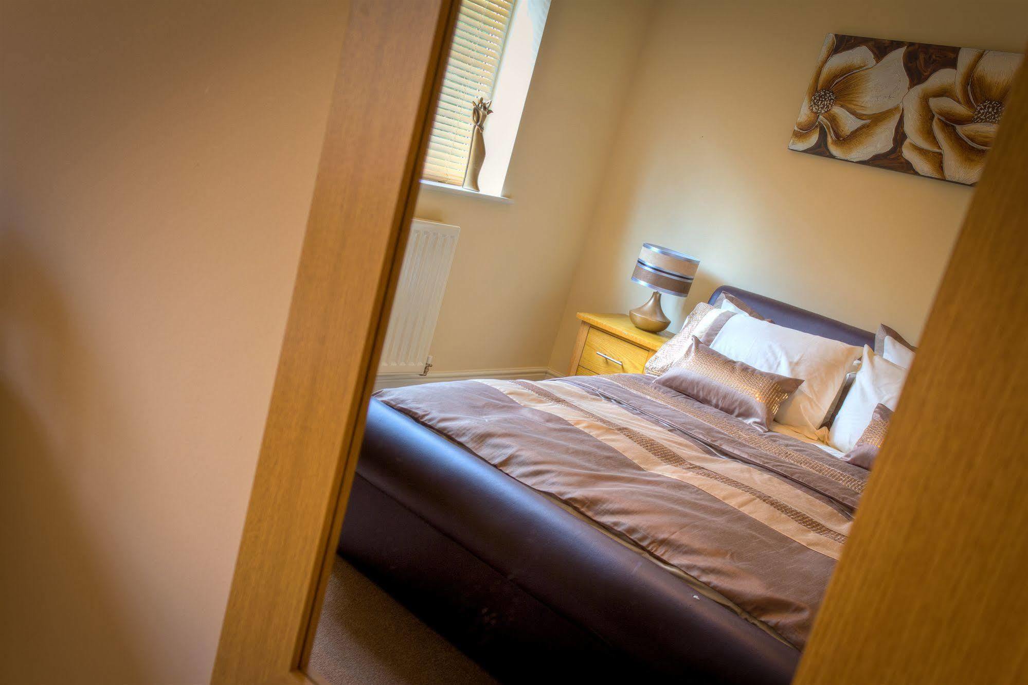 The Lindley Suite - Simple2Let Serviced Apartments Huddersfield Exterior photo