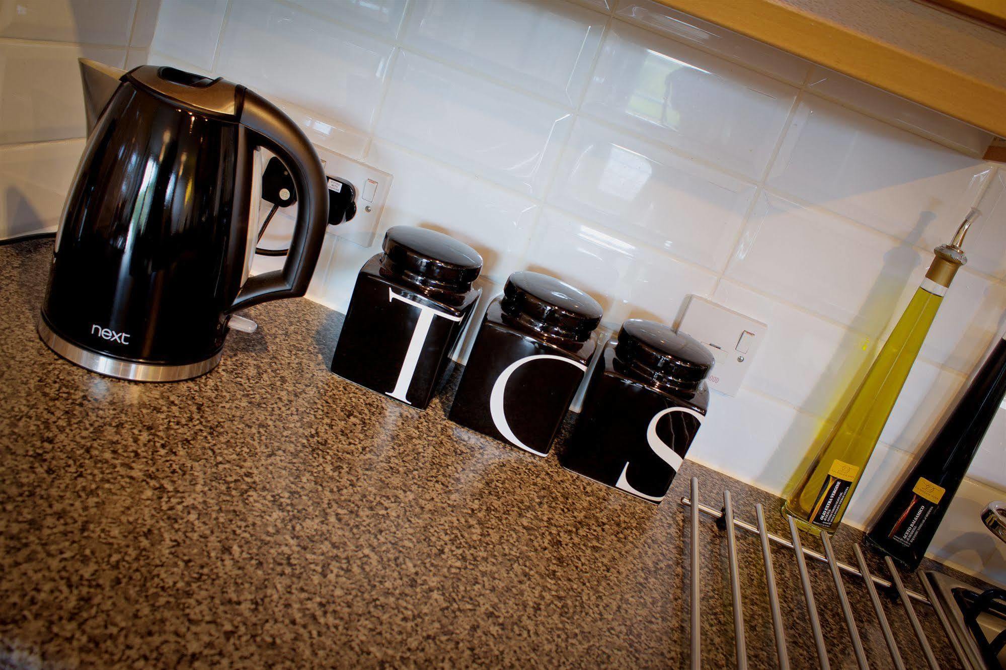 The Lindley Suite - Simple2Let Serviced Apartments Huddersfield Exterior photo