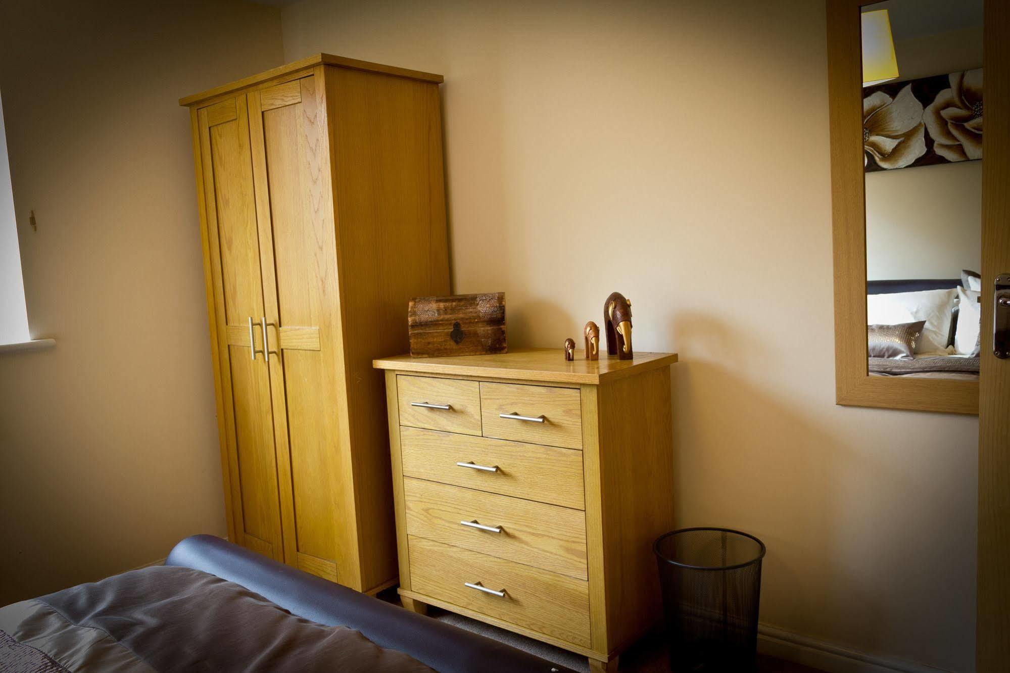 The Lindley Suite - Simple2Let Serviced Apartments Huddersfield Exterior photo